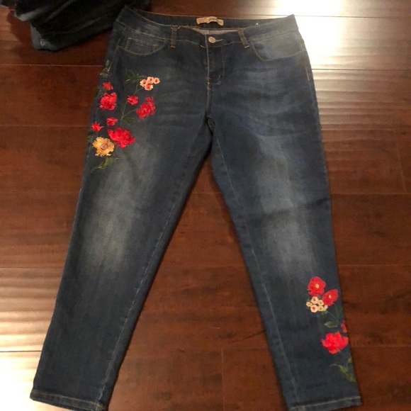 Denim - 🔵Cropped Jeans with Red Floral